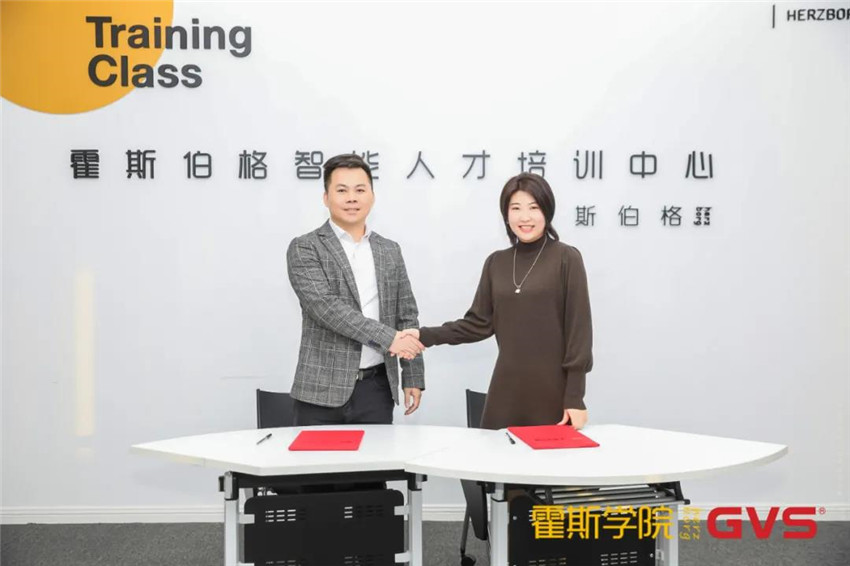 GVSk8凯发智慧建筑事业部总经理廖文涛先生与霍斯学院院长苏唐女士代表双方企业进行战略合作协议签署